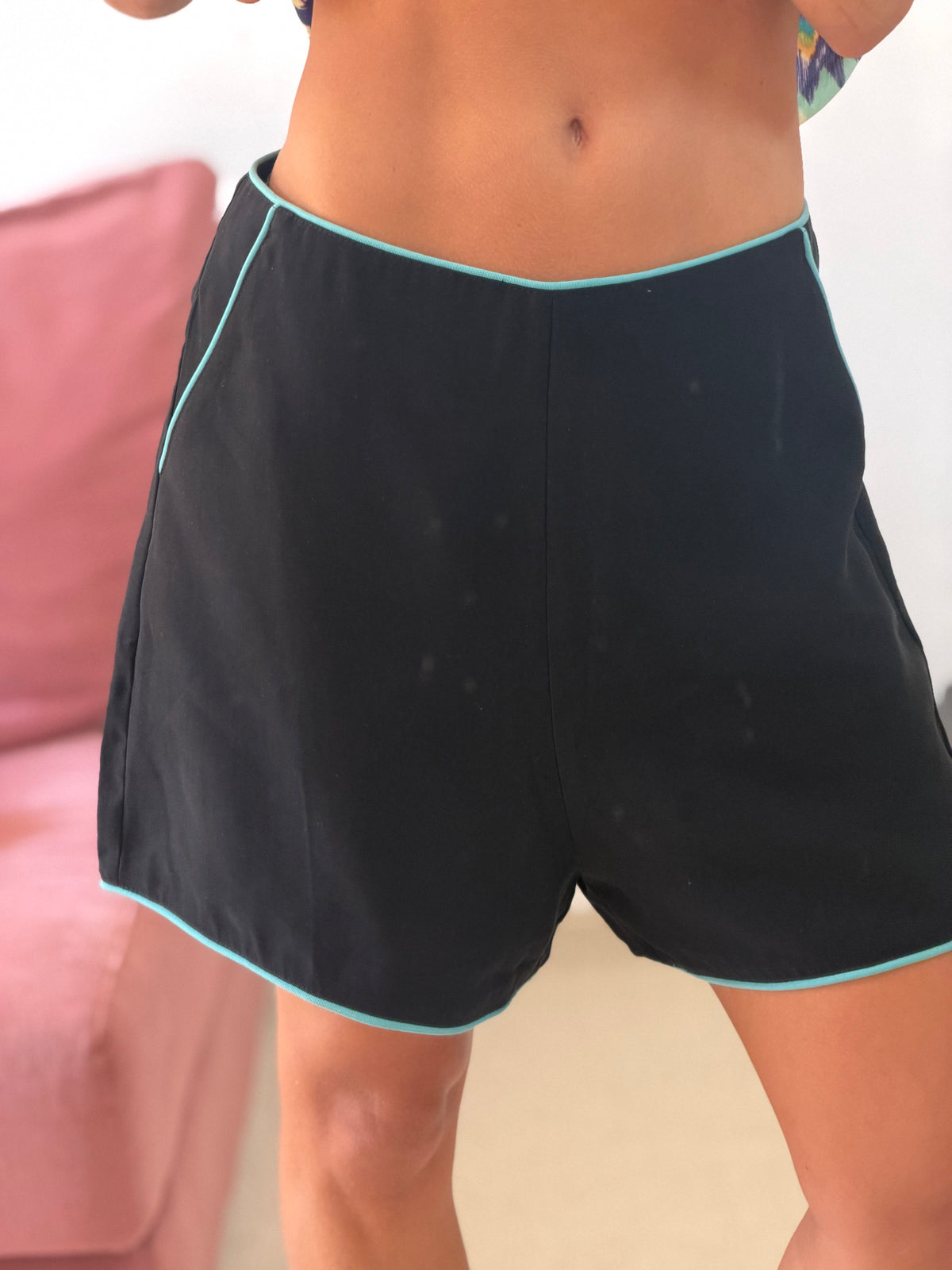 shorts preto ginger com acabamento azul