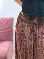 calça pêo estampada texturizada marrom com transparência