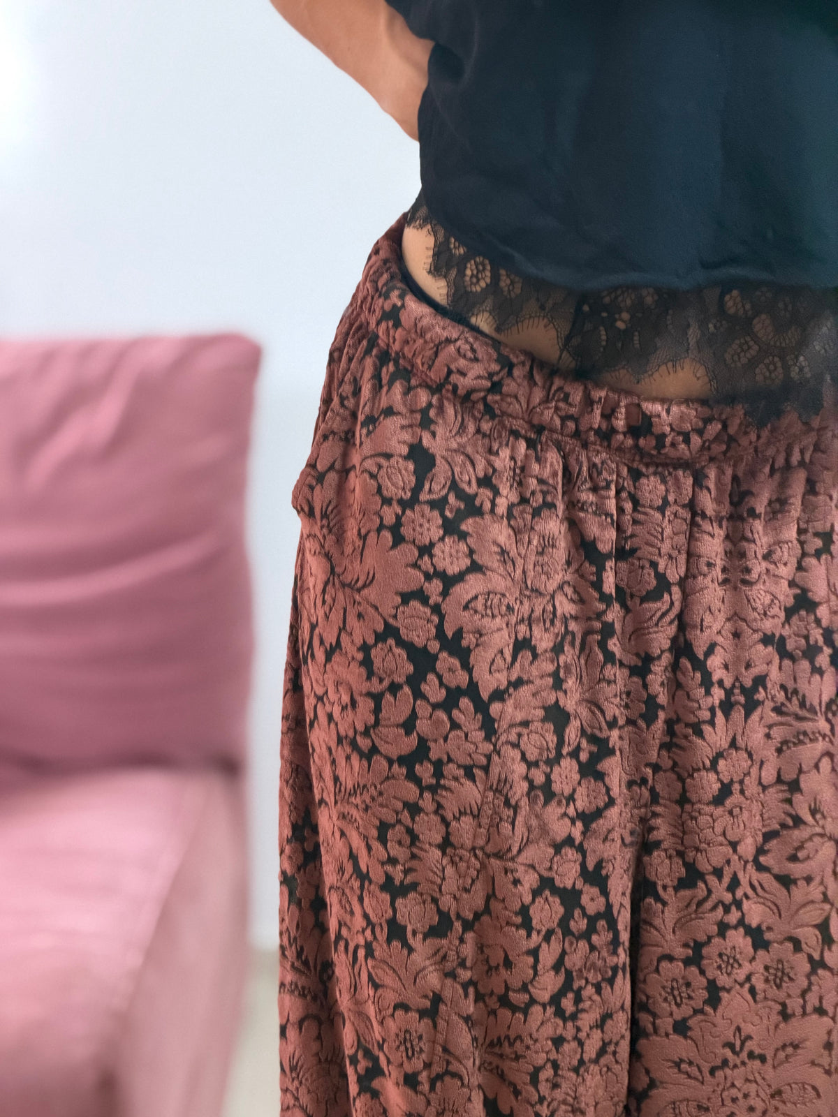 calça pêo estampada texturizada marrom com transparência