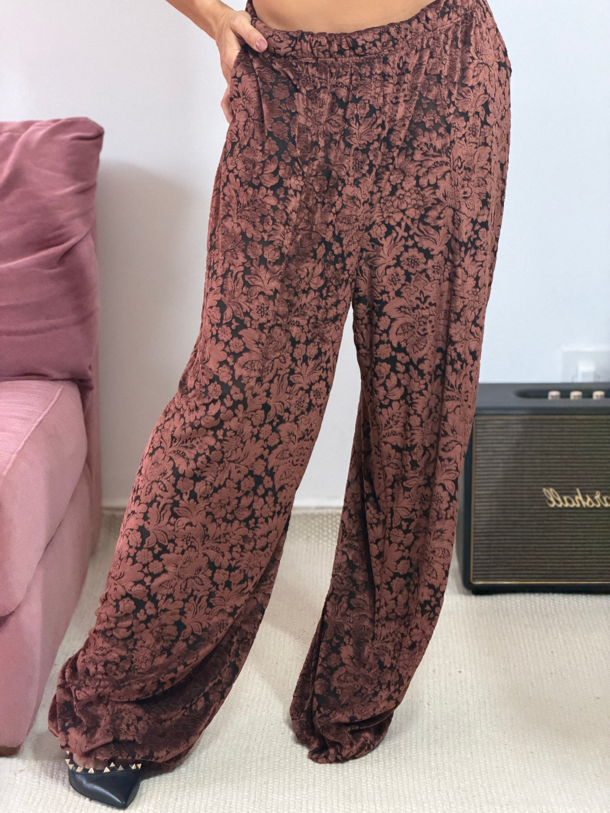 calça pêo estampada texturizada marrom com transparência