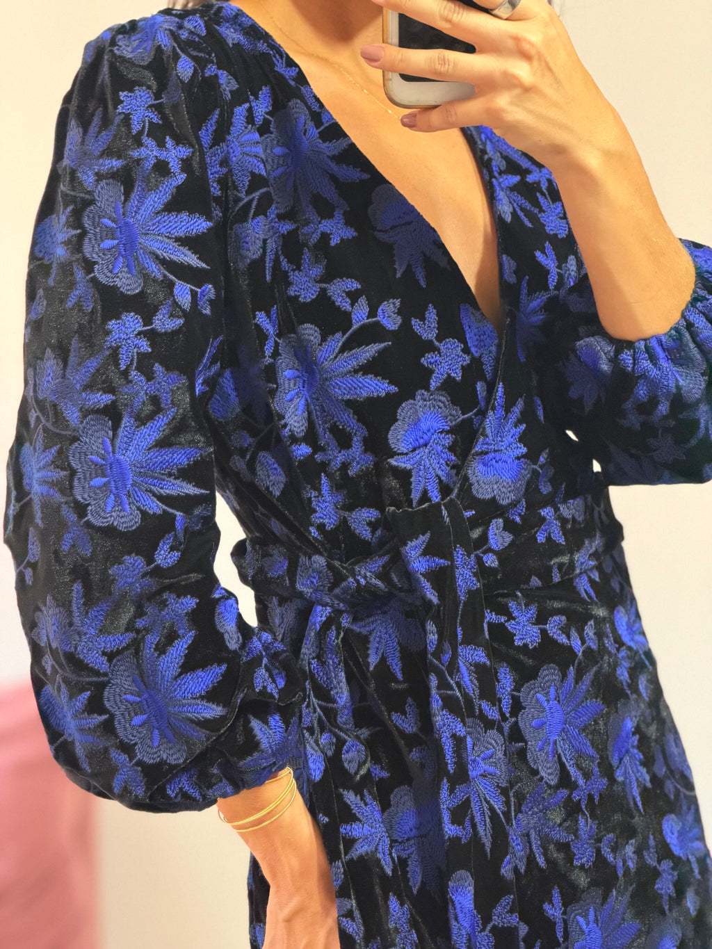 vestido mixed mixed preto camurça bordado com flores azul