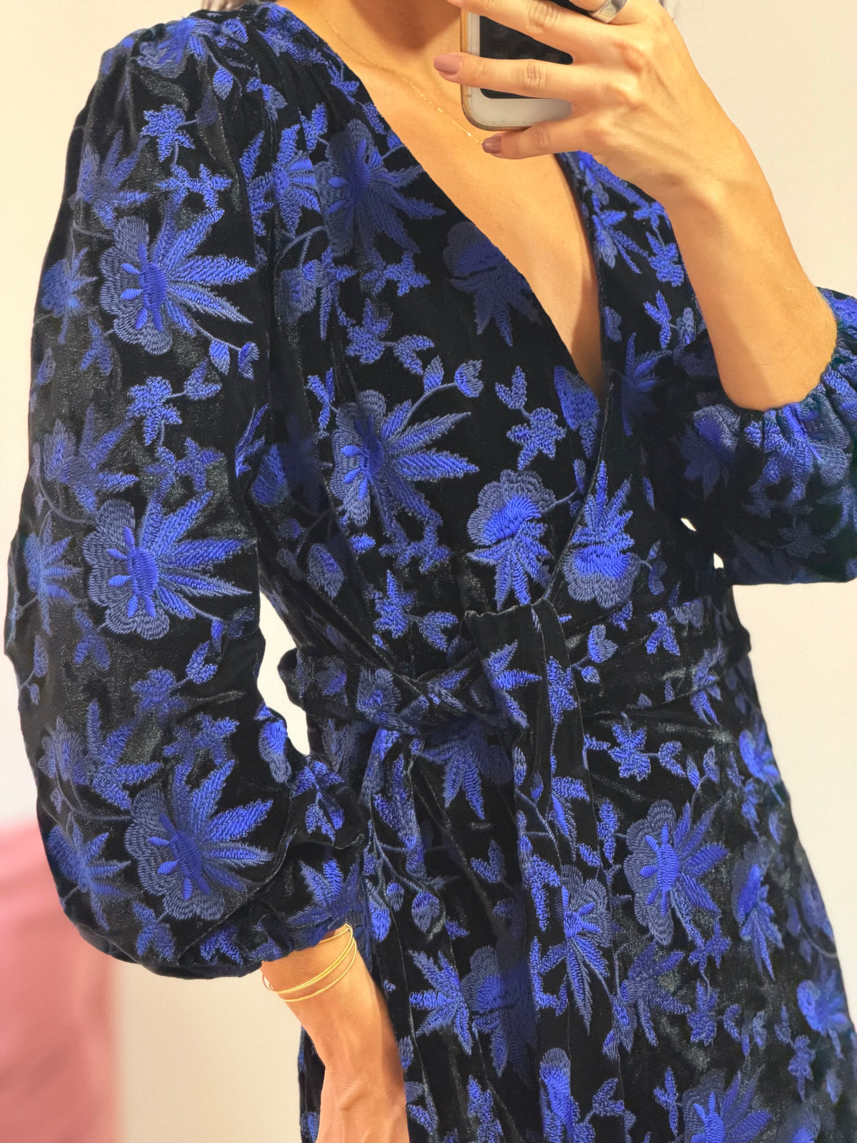 vestido mixed mixed preto camurça bordado com flores azul