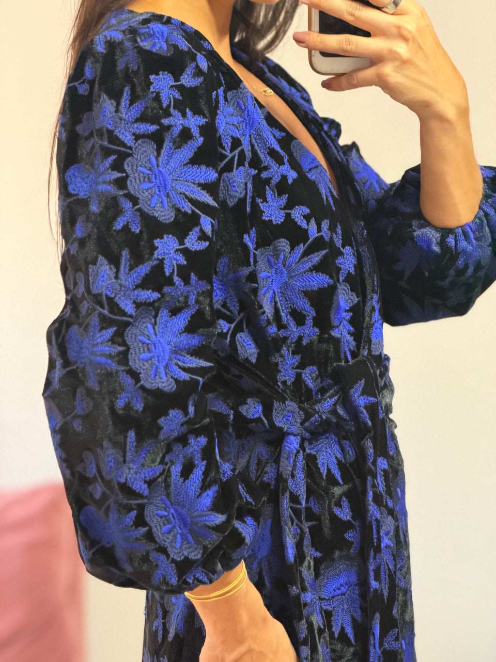 vestido mixed mixed preto camurça bordado com flores azul