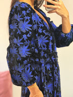 vestido mixed mixed preto camurça bordado com flores azul
