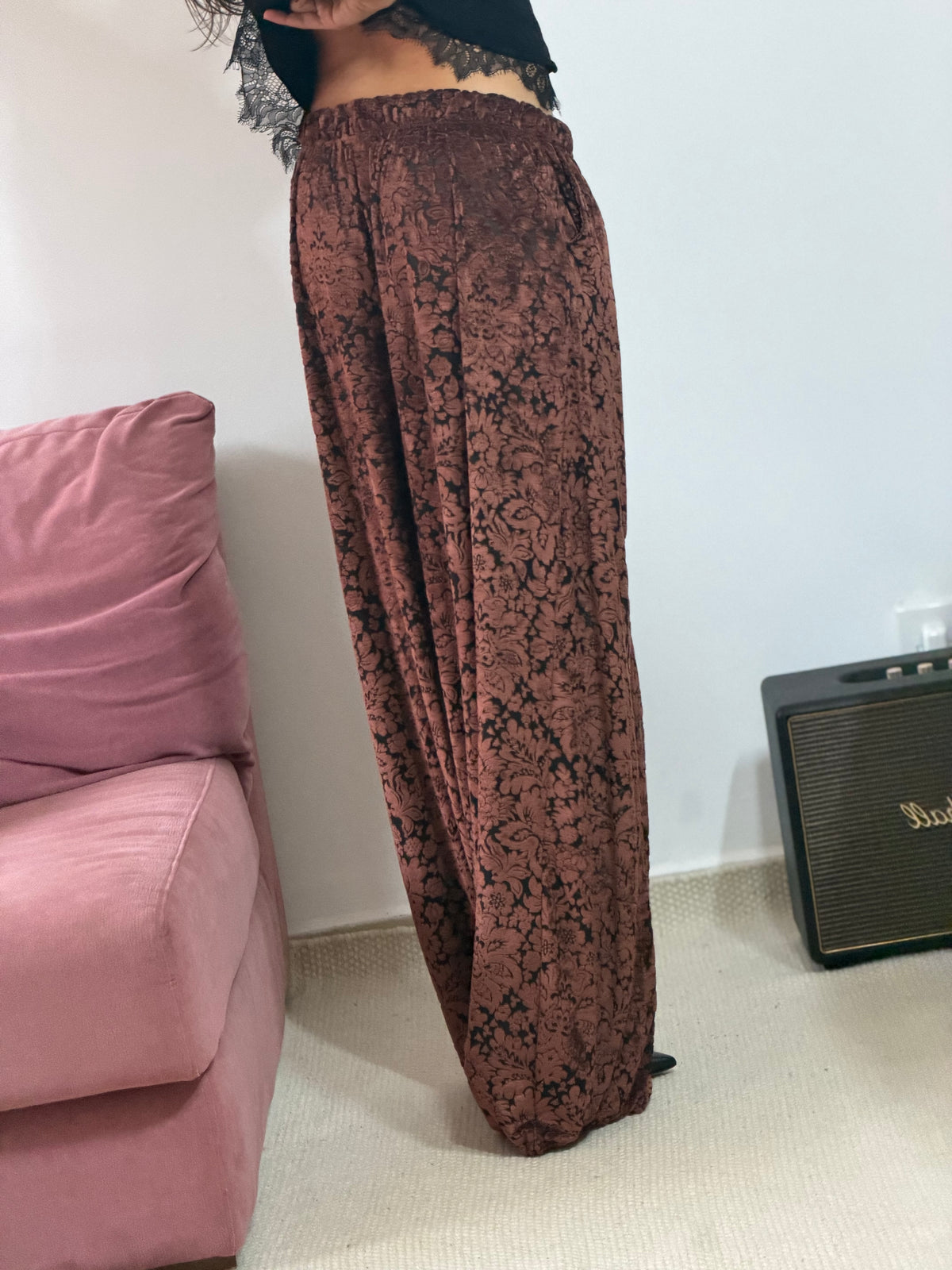 calça pêo estampada texturizada marrom com transparência