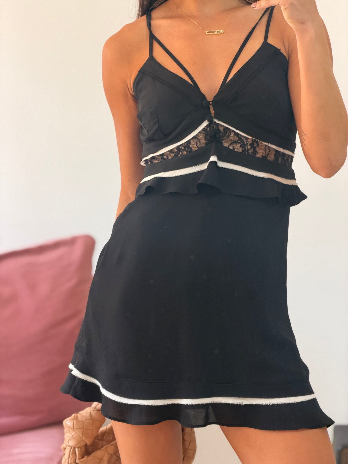 vestido curto costume com renda  preto