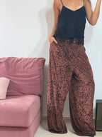 calça pêo estampada texturizada marrom com transparência