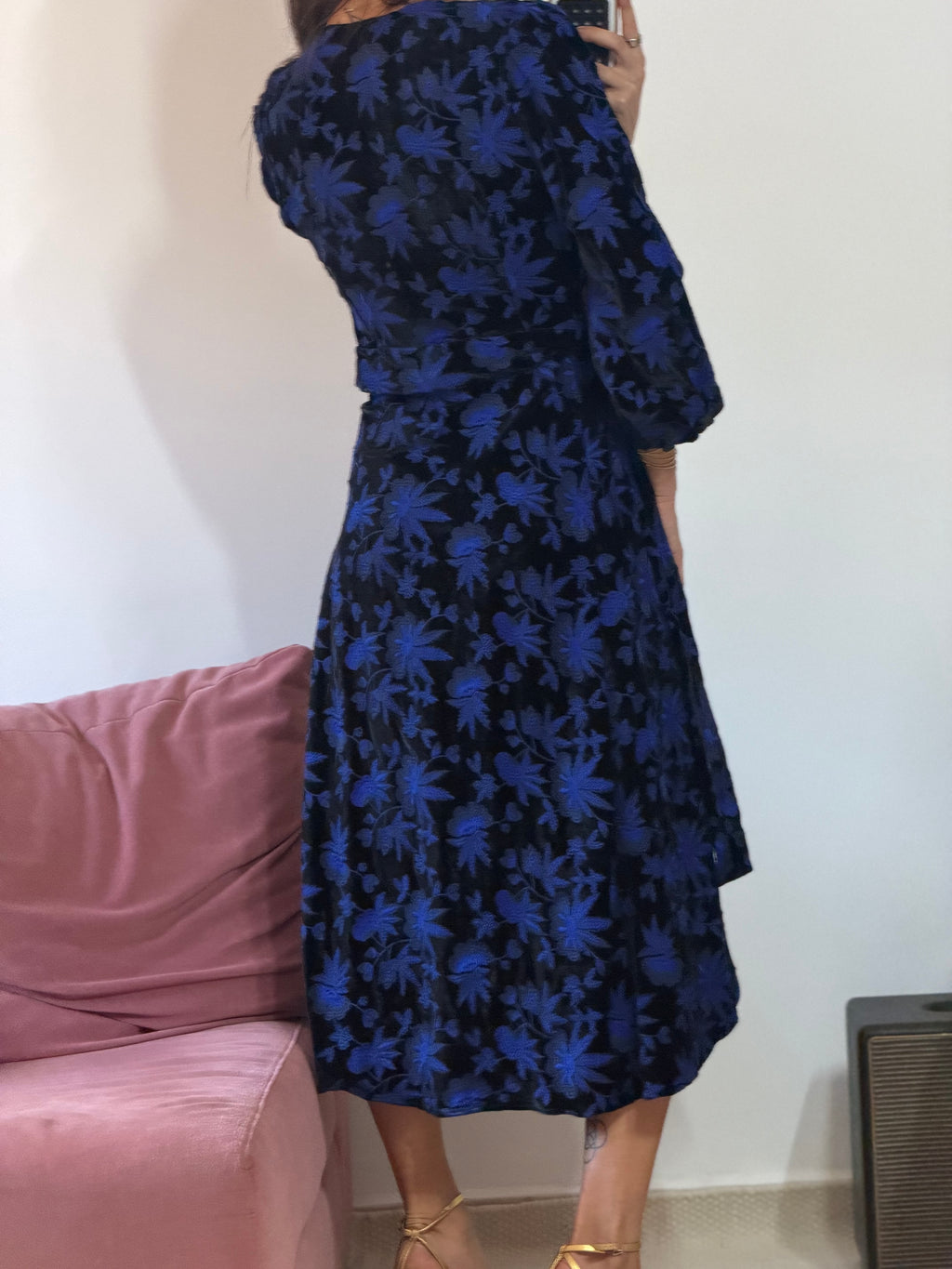 vestido mixed mixed preto camurça bordado com flores azul