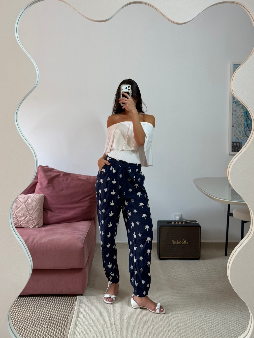 calça marfino azul marinho com bordado em branco
