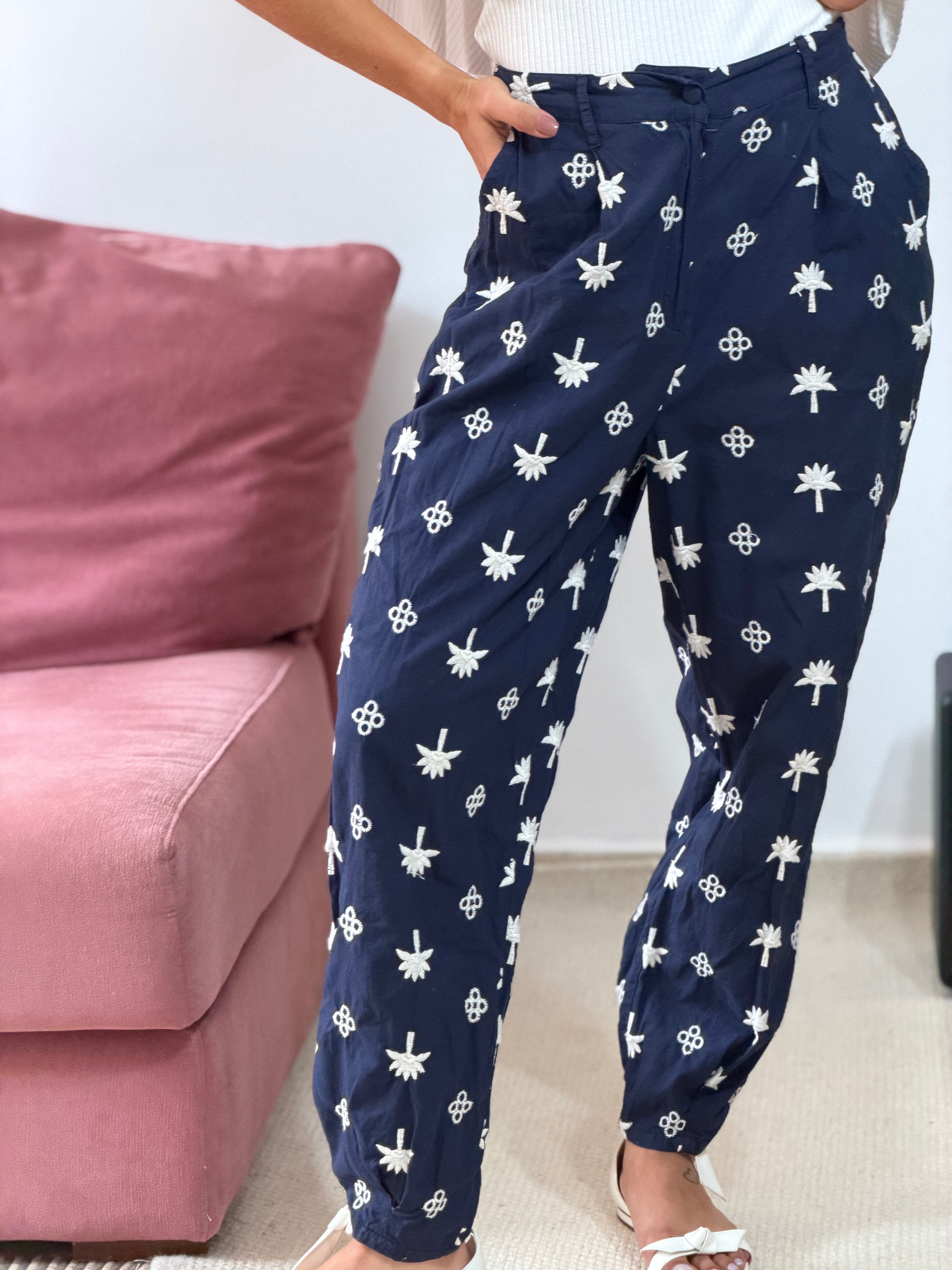 calça marfino azul marinho com bordado em branco