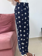 calça marfino azul marinho com bordado em branco