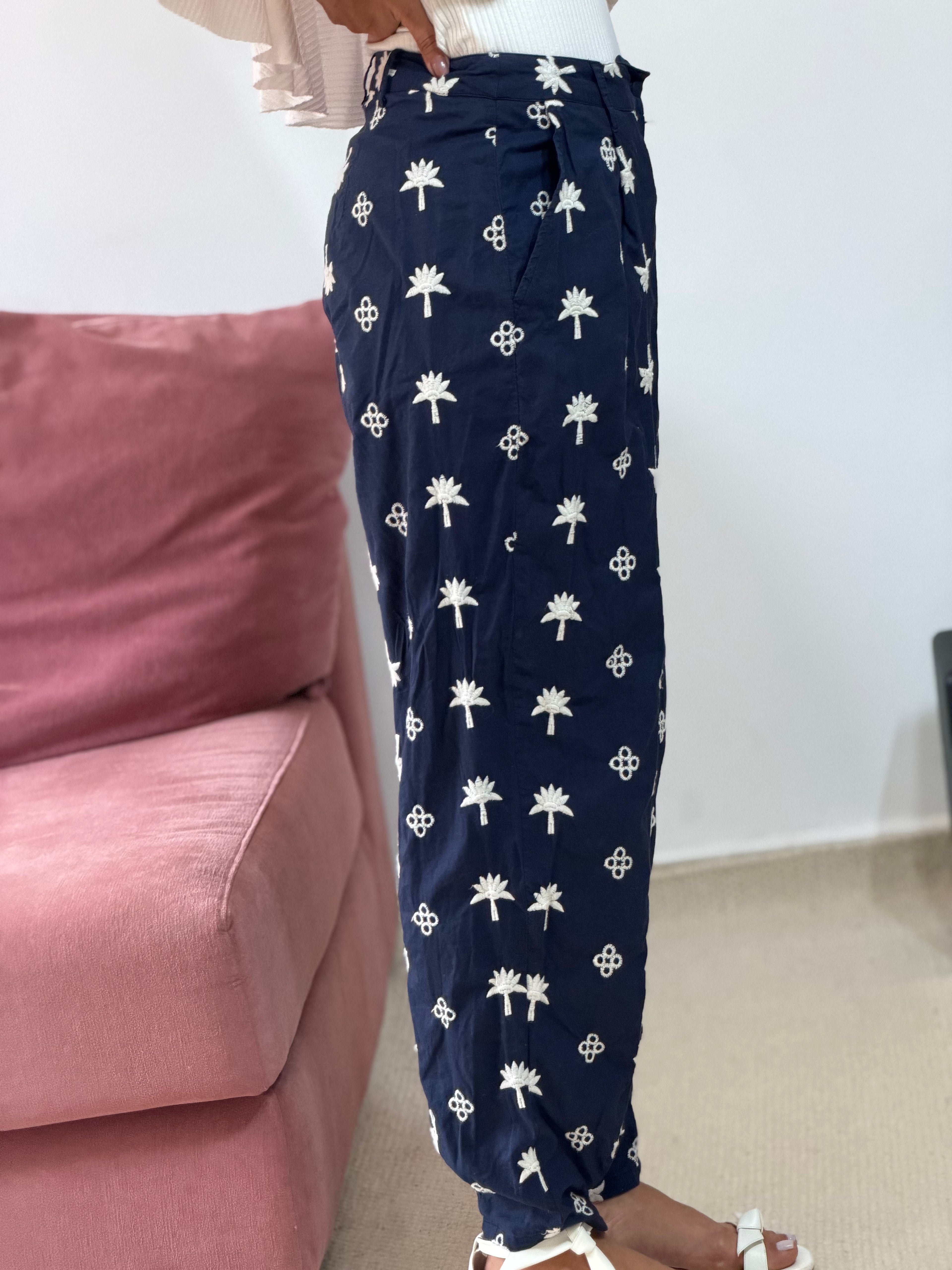 calça marfino azul marinho com bordado em branco