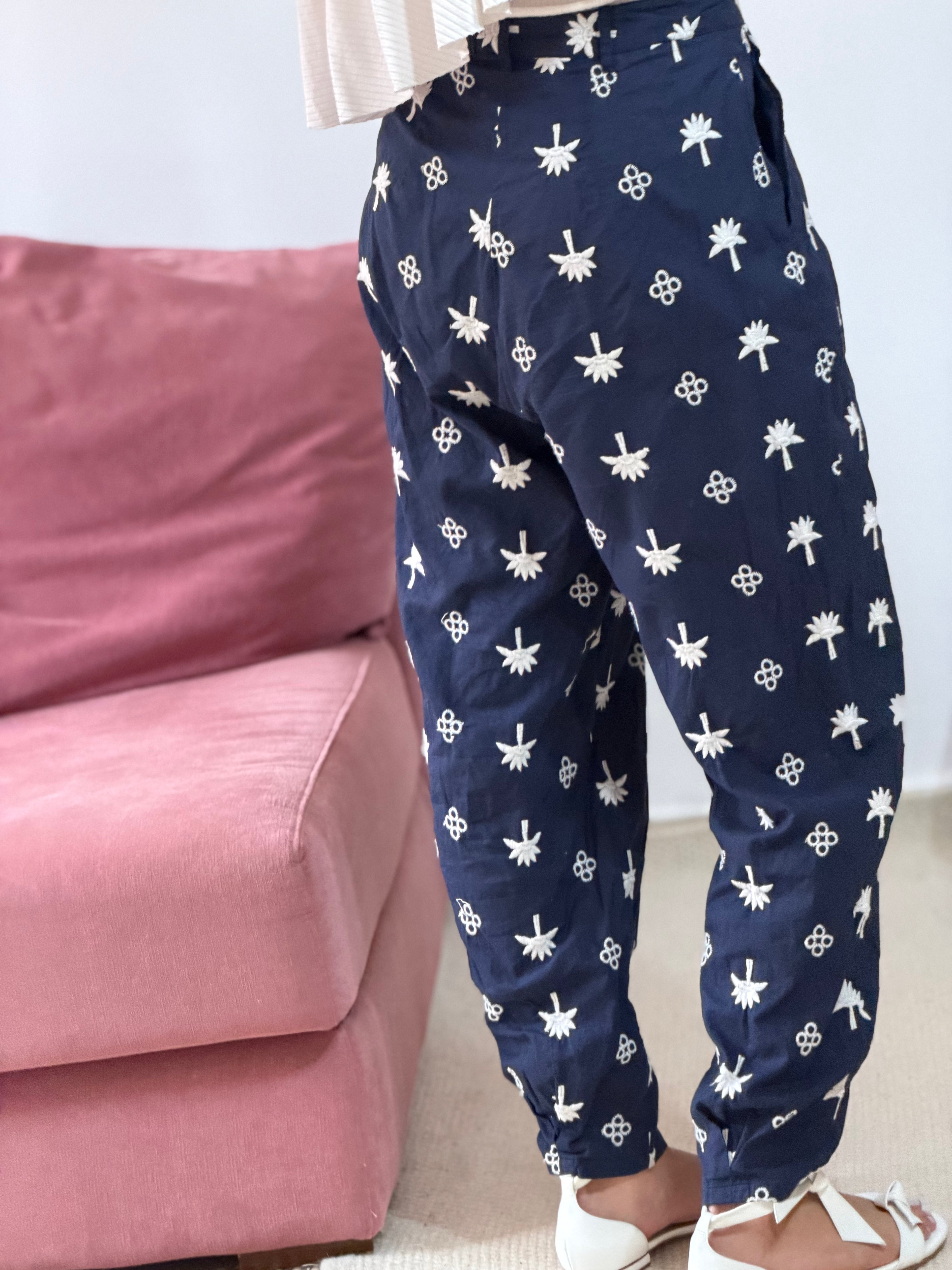 calça marfino azul marinho com bordado em branco