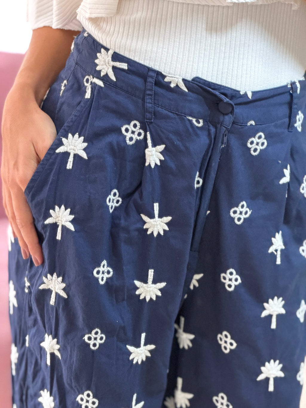 calça marfino azul marinho com bordado em branco
