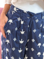 calça marfino azul marinho com bordado em branco