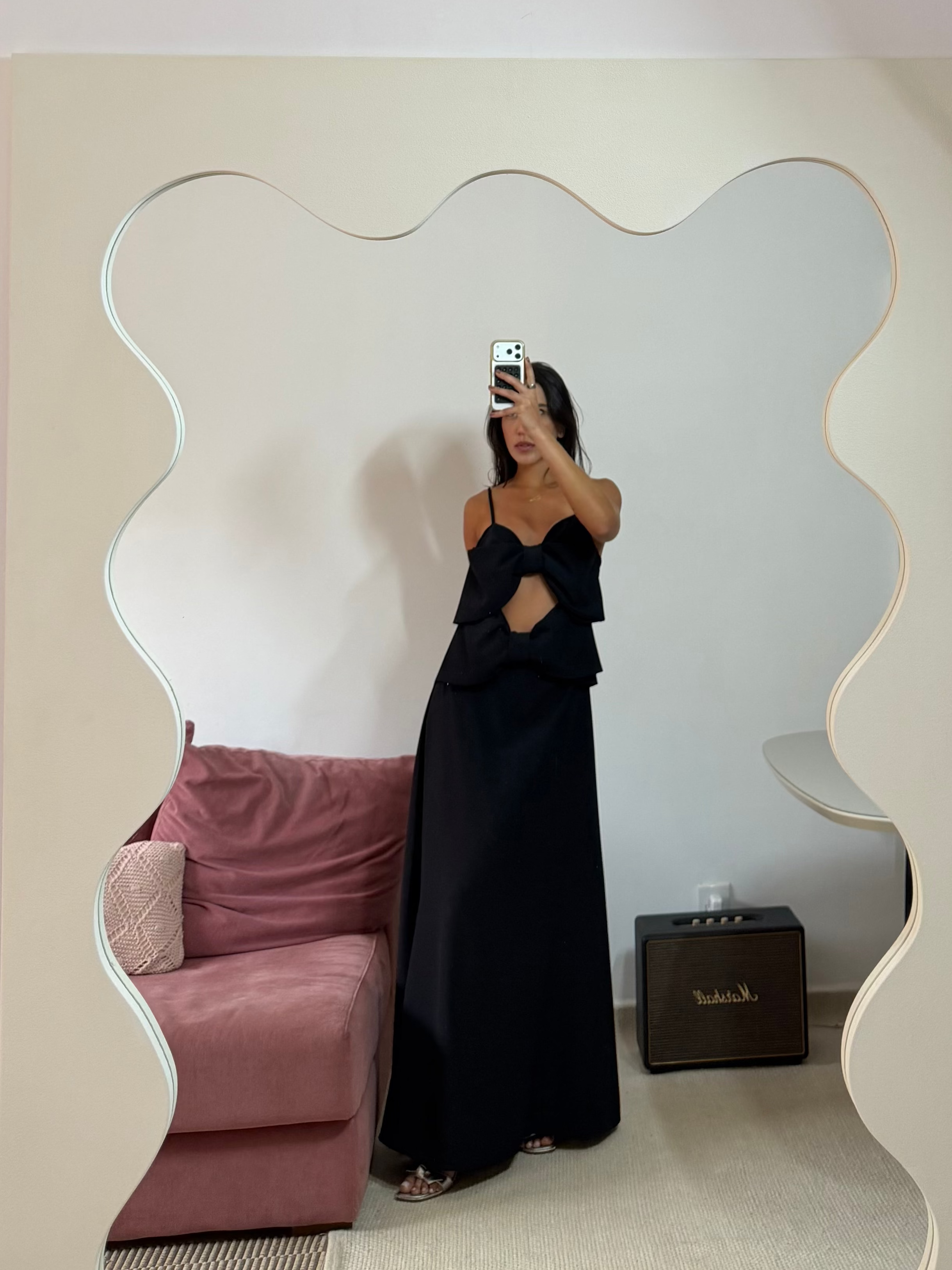 vestido longo aquarella preto com recortes e laço na frente