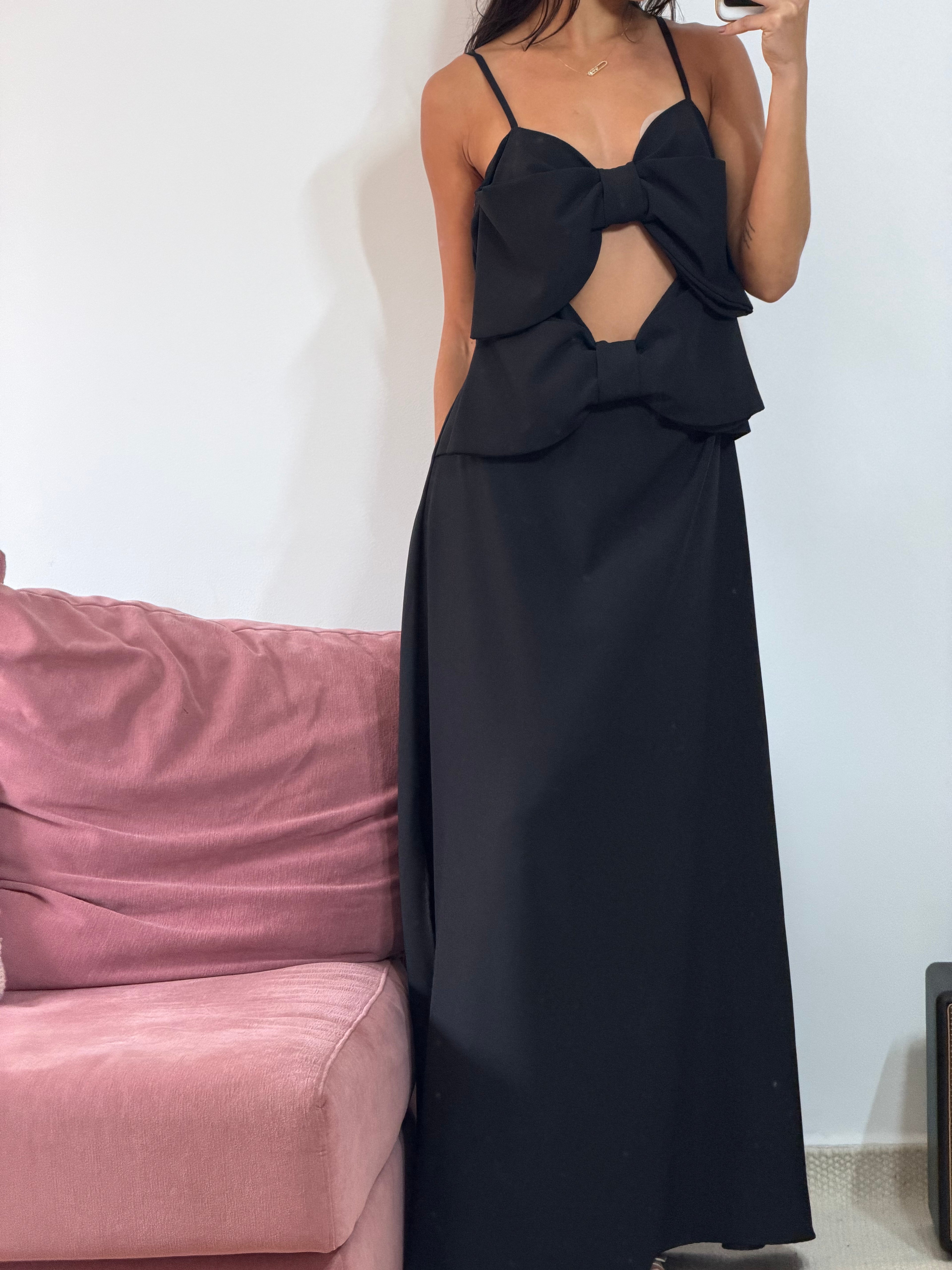 vestido longo aquarella preto com recortes e laço na frente