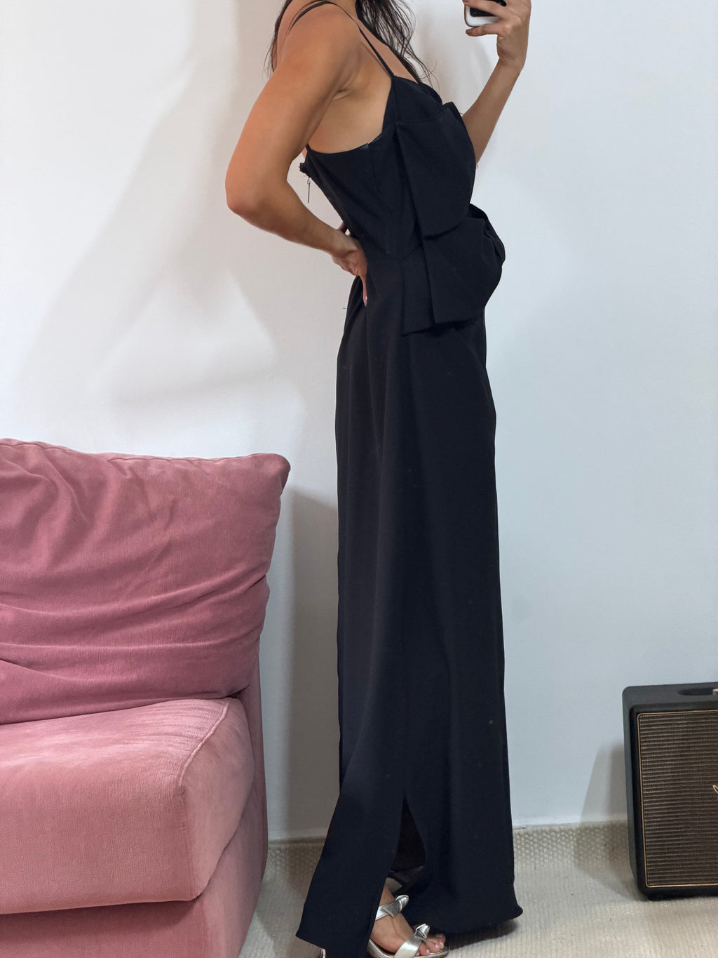 vestido longo aquarella preto com recortes e laço na frente