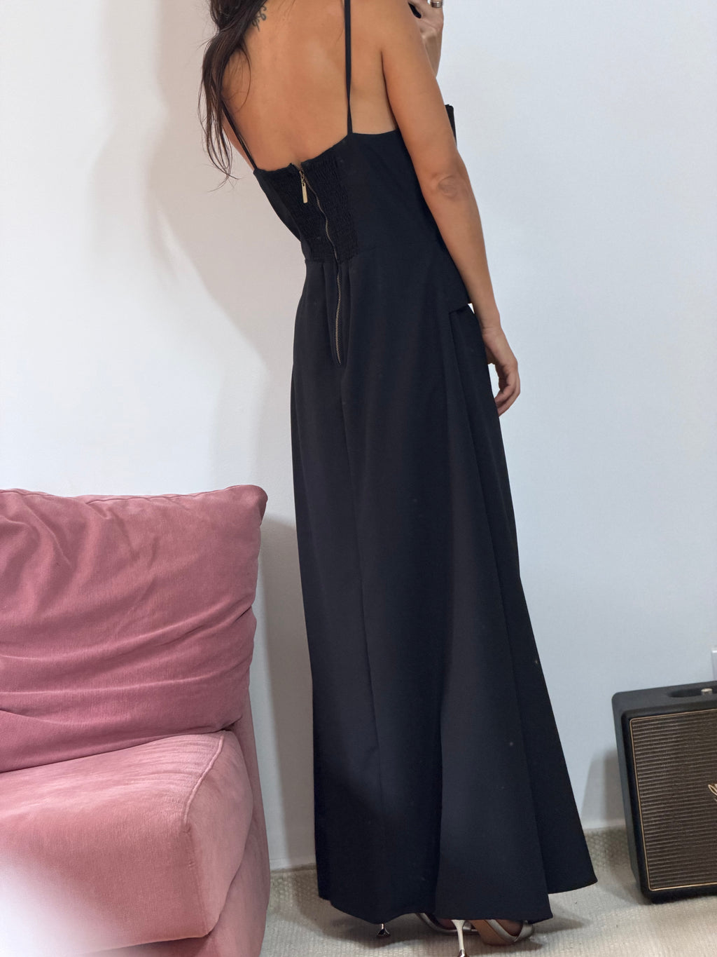 vestido longo aquarella preto com recortes e laço na frente