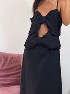 vestido longo aquarella preto com recortes e laço na frente