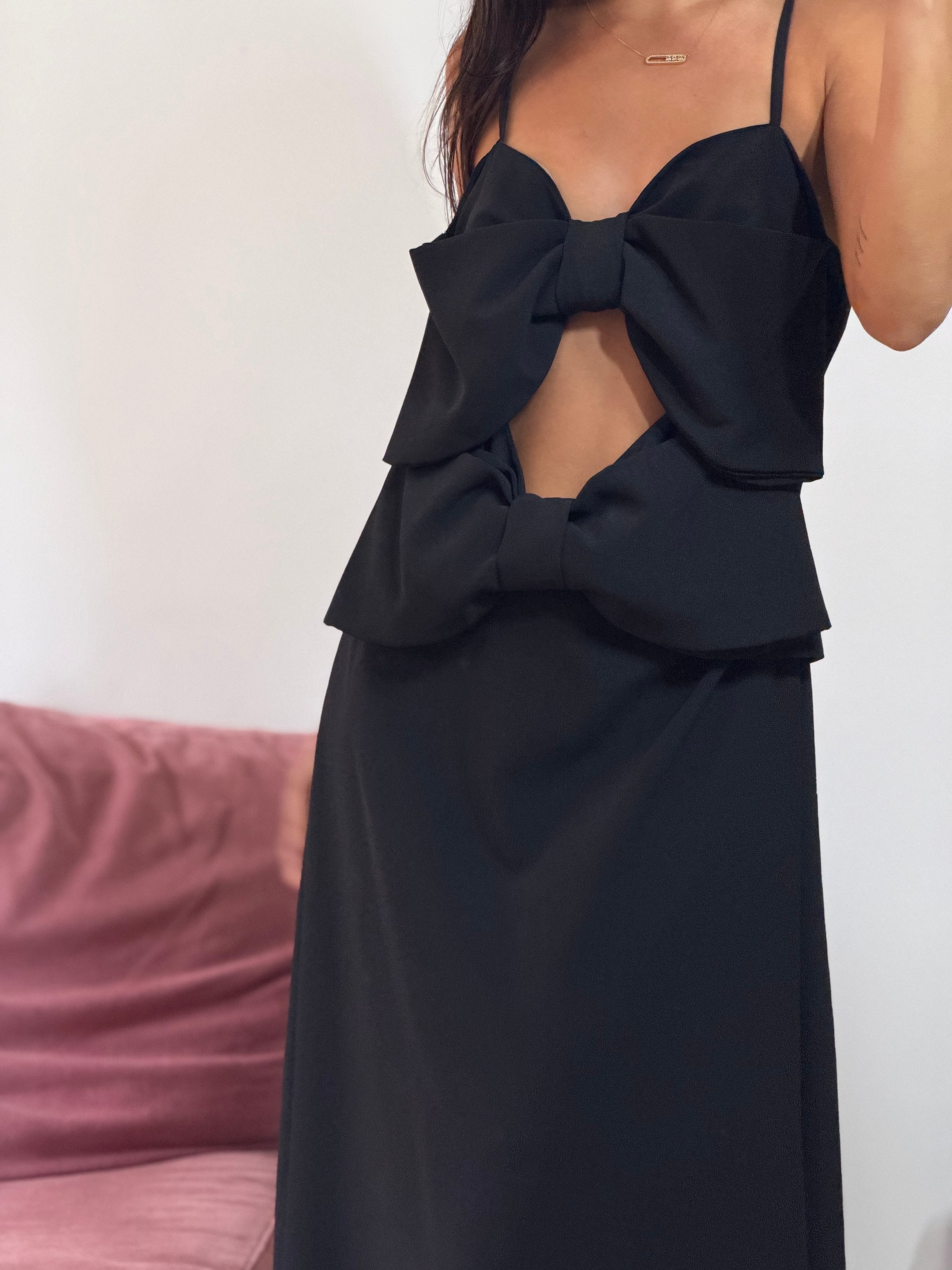vestido longo aquarella preto com recortes e laço na frente