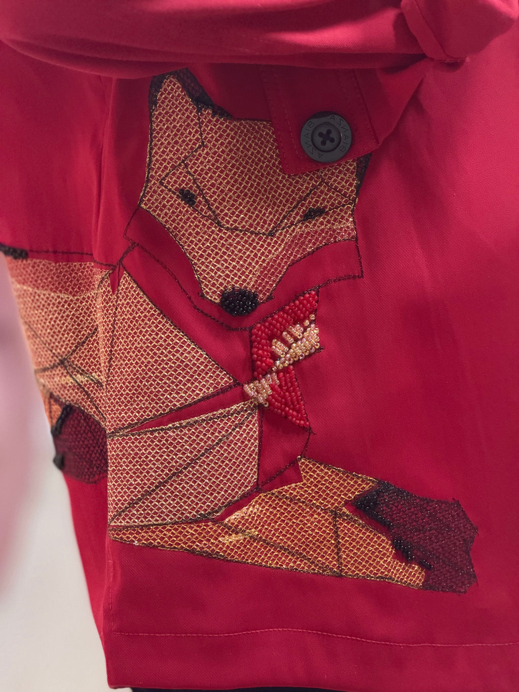 parka bianza vermelha com raposa bordada