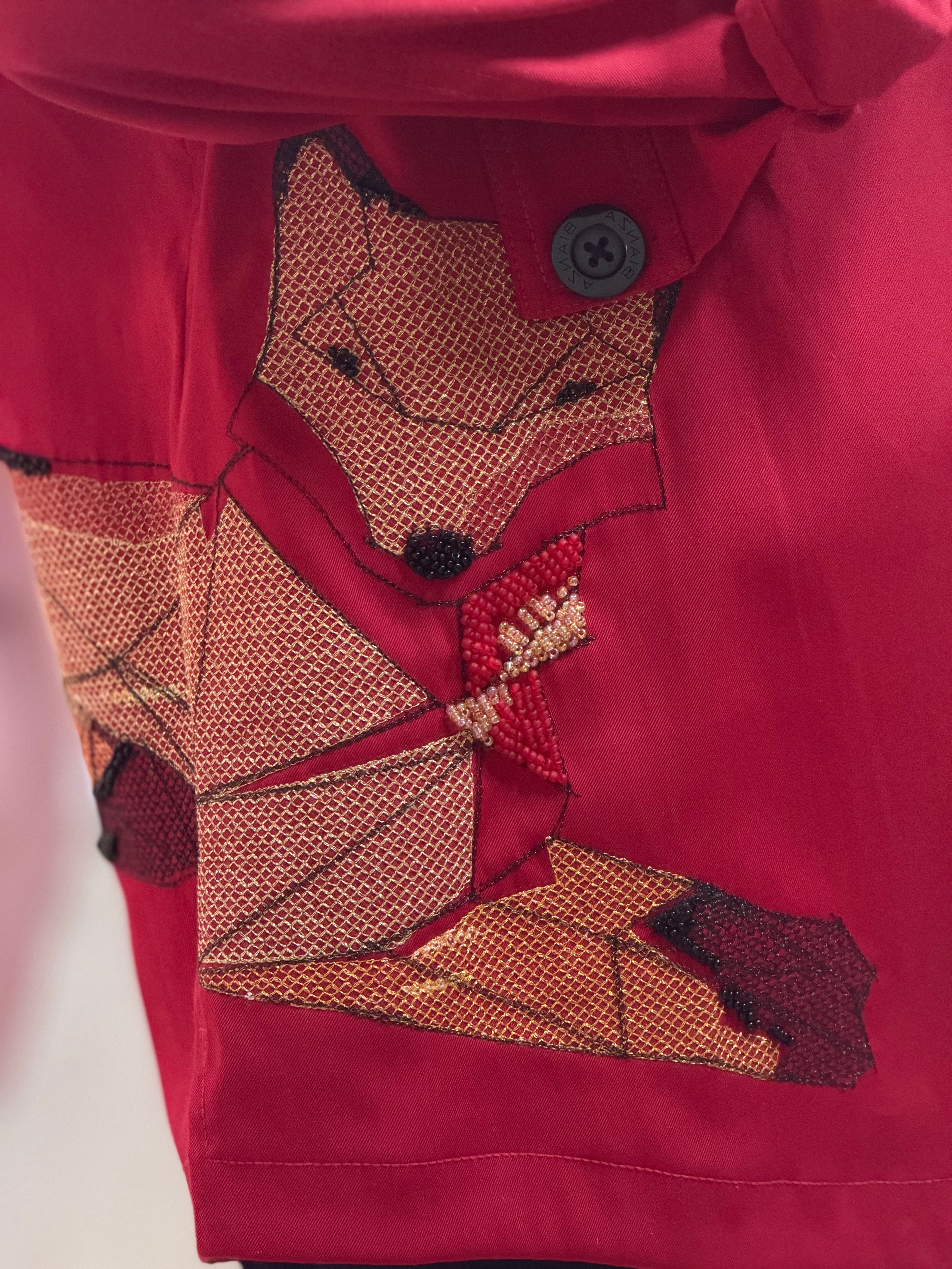 parka bianza vermelha com raposa bordada